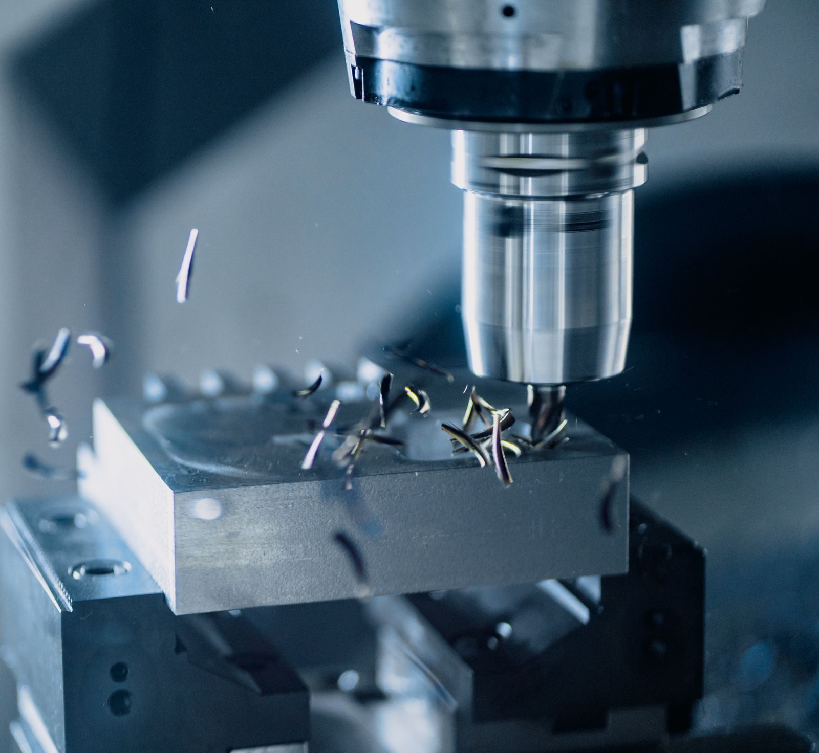 Frez CNC obrabia blok metalu