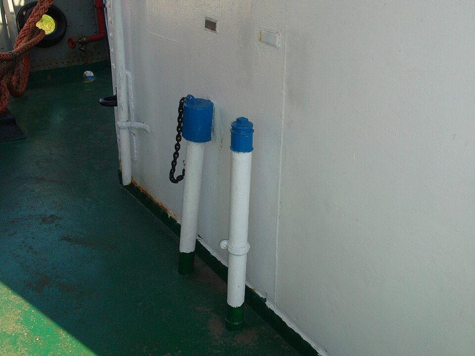 Sounding pipe head